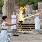 ΤΕΛΕΤΗΣ ΤΗΣ ΑΦΗΣ ΤΗΣ ΟΛΥΜΠΙΑΚΗΣ ΦΛΟΓΑΣ ΣΤΗΝ ΑΡΧΑΙΑ ΟΛΥΜΠΙΑ ΓΙΑ ΤΟΥΣ 23ους ΧΕΙΜΕΡΙΝΟΥΣ ΟΛΥΜΠΙΑΚΟΥΣ ΑΓΩΝΕΣ ΣΤΗΝ ΠΙΕΟΝΓΚΤΣΑΝΓΚ ΤΗΣ ΔΗΜΟΚΡΑΤΙ